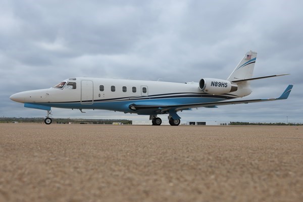 N89HS white & blue private jet